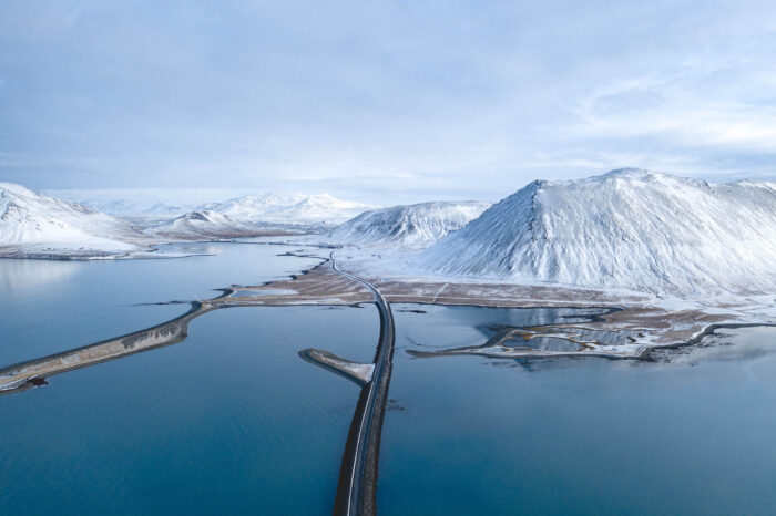 Vue de la route enneigée en drone Islande